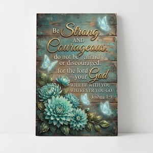 Könnte beinhalten: Ein rechteckiges Wandbild mit einem Hintergrund aus verwitterten, blaugrünen Holzplanken und goldenem Schreibschrifttext: Be Strong AND Courageous, do not be afraid or discouraged. for the lord your God WILL BE WITH YOU WHEREVER YOU GO. Joshua 1:9. Verziert mit blaugrünen Chrysanthemen und hellblauen Schmetterlingen.