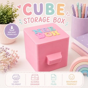 Op de afbeelding: Een roze vierkante opbergdoos met een schuiflade en de tekst NEE DOH op het deksel. De doos wordt getoond met tekstoverlays waaronder CUBE STORAGE BOX, INSTANT DOWNLOAD, EASY TO PRINT, SLIDING DRAWER, STL FILES en BEGINNER FRIENDLY.