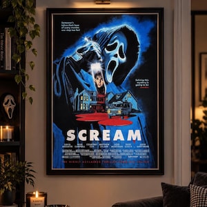 Könnte beinhalten: Ein gerahmtes Scream-Filmplakat mit der ikonischen maskierten Figur, die ein Messer hält, sowie einem Haus und einem Lieferwagen darunter. Der Text lautet: Someone's taken their love of scary movies one step too far! Solving this mystery is going to be murder. SCREAM.