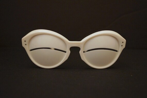 VINTAGE COURREGES ESKIMO SUNGLASSES 1960's NEW OLD STOCK 1 OF 5 AVAILABLE RARE!! VINTAGE COURREGES ESKIMO SUNGLASSES 1960's NEW OLD STOCK 1 OF 5 AVAILABLE RARE!!