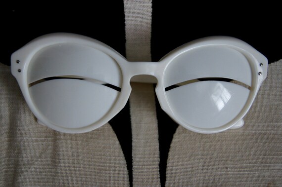 VINTAGE COURREGES ESKIMO SUNGLASSES 1960's NEW OLD STOCK 1 OF 5 AVAILABLE RARE!! VINTAGE COURREGES ESKIMO SUNGLASSES 1960's NEW OLD STOCK 1 OF 5 AVAILABLE RARE!!