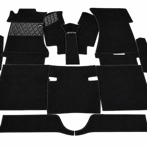 Peut inclure: Un ensemble de tapis de sol automobiles noirs avec une texture de moquette épaisse. Les pièces présentent des formes variées pour l'intérieur du véhicule, dont deux sections avec un motif matelassé en losanges noirs.