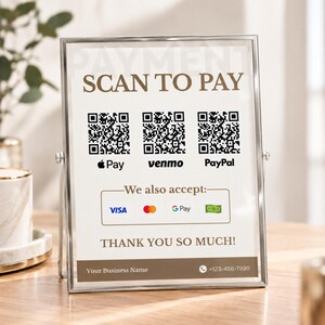 Peut inclure: Un panneau vertical à cadre argenté affichant le texte SCAN TO PAY, trois codes QR pour Apple Pay, Venmo et PayPal, ainsi qu'une section We also accept avec les icônes Visa, Mastercard, G Pay et espèces, finissant par THANK YOU SO MUCH.