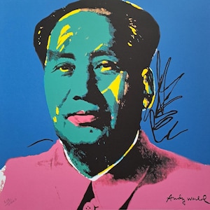 Könnte beinhalten: Ein Pop-Art-Siebdruck-Porträt von Mao Zedong mit leuchtend blauem Hintergrund, einem grünen Gesicht mit gelben Akzenten und einer pinkfarbenen Jacke. Das Kunstwerk enthält eine schwarze Signatur von Andy Warhol unten rechts und eine Nummerierung.