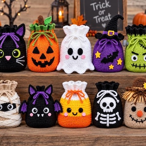 Puede incluir: Una colección de diez pequeñas bolsas de ganchillo con cordón que presentan varios diseños con temática de Halloween, incluyendo un gato negro, una calabaza, un fantasma blanco, una bruja morada, un monstruo verde, una momia, un murciélago, un caramelo, una calavera y un espantapájaros.