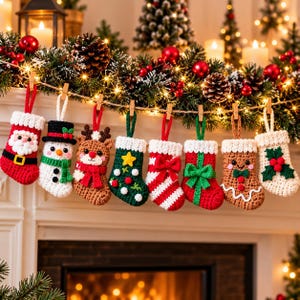 Può includere: Un set di otto calze natalizie in miniatura realizzate all'uncinetto e appese a un filo. Le calze presentano vari disegni, tra cui Babbo Natale, un pupazzo di neve, una renna, un albero verde, strisce rosse e bianche, un regalo, un omino di pan di zenzero e agrifoglio.