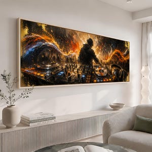 Op de afbeelding: Een rechthoekige wandkunstprint met een DJ die optreedt bij een mengpaneel. De scène is gevuld met levendige oranje, gele en blauwe abstracte lichtstrepen en rookeffecten. De DJ is afgebeeld als silhouet tegen een dynamische achtergrond.