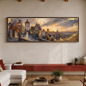 Könnte beinhalten: Ein panoramisches, gerahmtes Wandbild, das eine europäische Stadt bei Sonnenuntergang zeigt. Die Szene umfasst Steingebäude, einen Uhrturm und einen gepflasterten Weg, beleuchtet durch eine Straßenlaterne, gemalt mit dicken, goldenen Pinselstrichen.