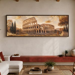 Puede incluir: Un cuadro panorámico rectangular que muestra el Coliseo de Roma, Italia. La escena está representada en tonos dorados y marrones cálidos con arcos de piedra detallados, árboles circundantes y un cielo suave y brumoso, en un marco marrón.