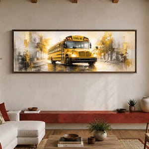 Könnte beinhalten: Ein panoramisches gerahmtes Wandbild, das einen gelben Schulbus auf einer Straße zeigt. Das Kunstwerk verwendet eine Mischung aus Gelb- und Grautönen in einem texturierten, malerischen Stil. Der Bus trägt die Aufschrift SCHOOL BUS vorne.