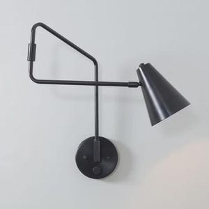 Arandela de parede articulada de estilo Stilnovo, meados do século XX (1950), com uma única lâmpada, em latão, estilo italiano.