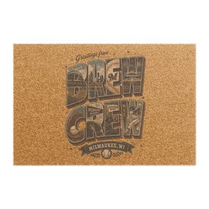 Peut inclure: Un paillasson rectangulaire en fibre de coco beige avec le texte Greetings from BREW CREW MILWAUKEE, WI. Les lettres contiennent des illustrations d'un stade de baseball, d'une ligne d'horizon, d'une balle et d'un joueur.