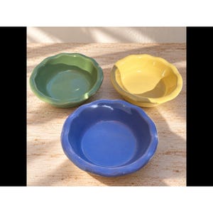 Gerald E Henn Petalware Pottery Bowls Set of 3 Blue Green Yellow Scalloped
