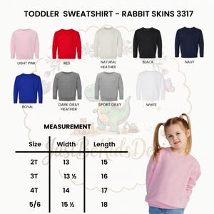 K&ouml;nnte beinhalten: Eine Kollektion von Rabbit Skins 3317 Kleinkind-Sweatshirts in Hellrosa, Rot, Natur-Heidekraut, Schwarz, Marineblau, K&ouml;nigsblau, Dunkelgrau-Heidekraut, Sportgrau und Wei&szlig;. Eine Ma&szlig;tabelle zeigt die Gr&ouml;&szlig;en 2T bis 5/6 mit Breite und L&auml;nge in Zoll.