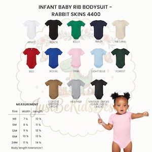 K&ouml;nnte beinhalten: Baby-Ripp-Body Rabbit Skins 4400 in Wei&szlig;, Schwarz, Kelly, Marine, Natur, Rot, Royal, Pink, Hellblau, Waldgr&uuml;n, Kojotenbraun, Heather und Vintage-Rauchgrau. Enth&auml;lt eine Gr&ouml;&szlig;entabelle mit Breiten- und L&auml;ngenma&szlig;en in Zoll.