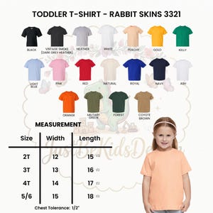 K&ouml;nnte beinhalten: Eine Farbkarte f&uuml;r Rabbit Skins 3321 Kleinkind-T-Shirts mit 17 einfarbigen Optionen, darunter Schwarz, Vintage Smoke, Heather, Wei&szlig;, Pfirsich, Gold, Kelly, Hellblau, Pink, Rot, Natur, Royal, Marine, Asche, Orange, Milit&auml;rgr&uuml;n, Wald und Coyote-Braun. Eine Gr&ouml;&szlig;entabelle listet Breiten und L&auml;ngen in cm f&uuml;r die Gr&ouml;&szlig;en 2T, 3T, 4T und 5/6 mit einer Brusttoleranz von 1/2 cm auf.
