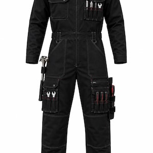 Puede incluir: Un mono de trabajo negro con cremallera frontal completa, cuello puntiagudo y mangas largas. La prenda incluye múltiples bolsillos en el pecho y las piernas con costuras rojas, diseñados para guardar diversas herramientas de metal.