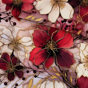 Peut inclure: Un motif de tissu représentant de grandes fleurs rouges et blanches aux contours dorés. Le design comprend des tiges dorées délicates et de petites baies sombres sur un fond rose et blanc marbré, créant une composition florale superposée.