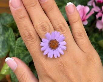 Anello con vero fiore di margherita viola, regolabile in acciaio inossidabile color oro, pezzo unico.