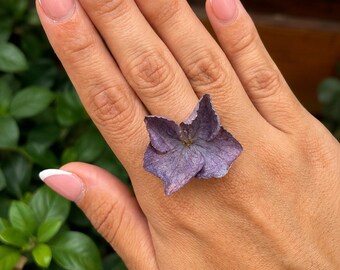 Anello con vero fiore di ortensia, regolabile in acciaio inossidabile color oro, pezzo unico.