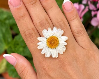 Anello con vero fiore di margherita, regolabile in acciaio inossidabile, disponibile in oro o argento.