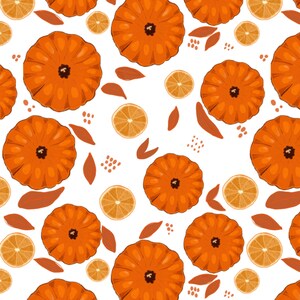 Peut inclure: Un motif répétitif sur fond blanc représentant des citrouilles orange, des tranches d'agrumes orange et de petites feuilles couleur rouille. Le design comprend des grappes de minuscules points dispersées entre les citrouilles et les fruits.