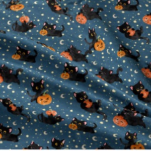 Peut inclure: Un tissu bleu foncé avec un motif répétitif de chats noirs tenant des citrouilles orange, parsemé de petites étoiles jaunes et de croissants de lune. Les chats sont représentés dans diverses poses ludiques sur ce textile sur le thème d'Halloween.