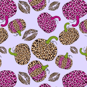 Peut inclure: Un motif répétitif sur fond violet clair représentant des citrouilles et des empreintes de lèvres. Les citrouilles présentent un imprimé léopard, du rose uni ou un mélange des deux, avec des tiges vertes ou roses. Les lèvres sont léopard.
