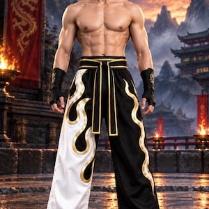 Puede incluir: Un pantalón de artes marciales de corte holgado con un diseño bicolor que presenta una pierna blanca y otra negra. El pantalón está adornado con patrones dorados en forma de llama en los laterales e incluye un fajín a juego en negro y oro.