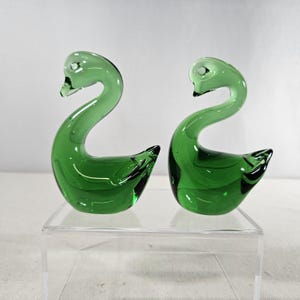 Vintage Green Blown Glass Swan Pair 4&quot; Paperweight Figurine