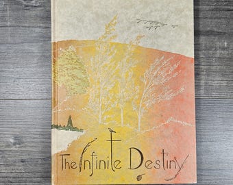 Puede incluir: Un libro de tapa dura titulado "The Infinite Destiny" con una ilustración de paisaje. La portada presenta una cálida paleta de colores de amarillo, naranja y melocotón, con árboles estilizados y un pájaro. El título está en una escritura decorativa.