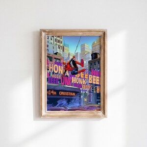 Op de afbeelding: Een ingelijste stripboek-kunstdruk met een rood en blauw gekostumeerd personage dat door een stadsstraat slingert boven een bus met het opschrift 114A CROSSTOWN. De achtergrond is gevuld met kleurrijke, gedurfde tekstafbeeldingen zoals HONK, MEEP en BEEP.
