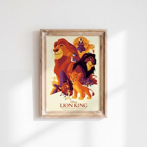 Può includere: Un poster incorniciato con l'illustrazione del 30° anniversario de Il Re Leone. L'immagine mostra Simba, Mufasa, Scar e altri personaggi in calde tonalità di arancione, rosso e marrone. Il testo recita Disney THE LION KING 30TH ANNIVERSARY SCREENING.