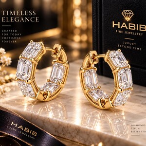Può includere: Un paio di orecchini a cerchio in oro con molteplici pietre trasparenti taglio smeraldo incastonate in un design circolare continuo. Il gioiello reca la scritta HABIB FINE JEWELLERY, accompagnata dalle frasi TIMELESS ELEGANCE e DIAMONDS TELL A BETTER STORY.