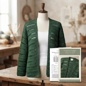Puede incluir: Un cárdigan de ganchillo verde oscuro con frente abierto y mangas largas, que presenta un patrón de puntos horizontales repetidos con espacios verticales. Junto al cárdigan hay un folleto de patrón titulado The Rowan Cardigan Pattern No. CR023.