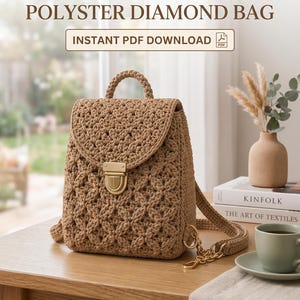 Może przedstawiać: Beżowy plecak wykonany na szydełku z wzorem w romby, górnym uchwytem i złotym metalowym zapięciem. Tekst CROCHET POLYSTER DIAMOND BAG oraz INSTANT PDF DOWNLOAD jest widoczny w górnej części obrazu.