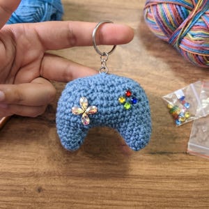 Modèle de porte-clés manette de jeu au crochet, cadeau amigurumi pour gamer (téléchargement PDF)