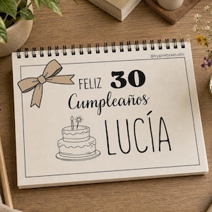 Puede incluir: Un cuaderno de dibujo con espiral que presenta una ilustración en tinta negra de un pastel de cumpleaños de dos pisos, un lazo y el texto "FELIZ 30 Cumpleaños LUCÍA" con el usuario "@byginebrastudio" en la esquina superior derecha.