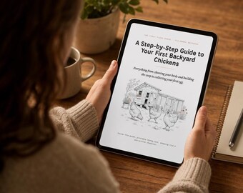 Può includere: Un tablet digitale che mostra una guida intitolata A Step-by-Step Guide to Your First Backyard Chickens. Lo schermo presenta testo e un'illustrazione in bianco e nero di un pollaio con tre polli, oltre a un elenco di risorse stampabili incluse.