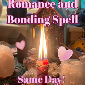 Puede incluir: Dos velas unidas de color rosa y rojo con una llama encendida, envueltas en cordel, rodeadas de hierbas secas y cristales. El texto dice Romance and Bonding Spell Same Day! La escena incluye una pequeña botella de vidrio y un portavelas blanco.