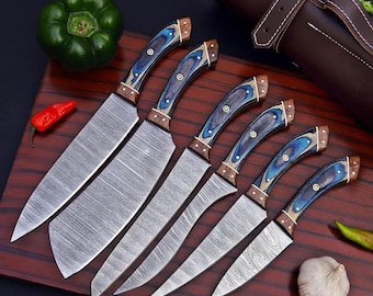 Handgemaakte Damascus koksmesenset, 6-delige keukenmessencollectie, blauwe houten handgrepen, leren schede.