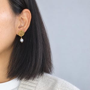 Pendientes vintage con escudo real y perlas barrocas / Joyería colgante reciclada / Pendientes llamativos