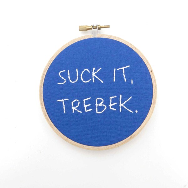 Friss das, Trebeck Embroidery Hoop - Samstag Nacht Live Celebrity Jeopardy Parodie TV zitieren - blaue Faser Art Home Decor 4 Zoll