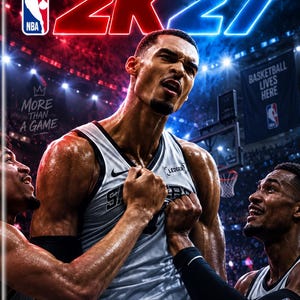 Könnte beinhalten: Eine PC DVD-ROM Spielhülle für NBA 2K27 mit einem Basketballspieler im weißen Trikot mit "SPURS"-Aufschrift, flankiert von zwei weiteren Spielern. Das Cover enthält die Texte "PLAY BIGGER THAN EVER", "MORE THAN A GAME" und "BASKETBALL LIVES HERE".