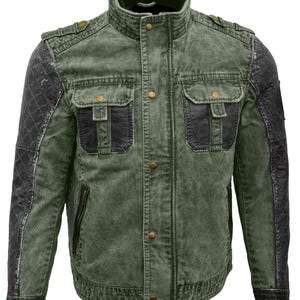 Könnte beinhalten: Eine verwaschene olivgrüne Jacke mit Stehkragen, messingfarbenen Druckknöpfen und zwei Brusttaschen mit Klappen. Die Ärmel bestehen aus dunkel anthrazitfarbenem Steppmaterial und die Schultern sind mit dekorativen Schulterklappen versehen.