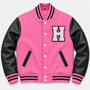 Puede incluir: Una chaqueta universitaria rosa con mangas negras, un parche con la letra H blanca en el pecho y cierre frontal de botones. La prenda incluye cuello, puños y dobladillo acanalados con rayas negras, además de dos bolsillos laterales con ribete.