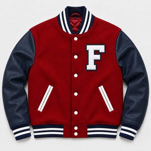 Può includere: Una giacca varsity rossa con maniche blu navy, caratterizzata da una toppa con la lettera F bianca sul petto. La giacca presenta una chiusura frontale con bottoni a pressione, due tasche laterali con bordino bianco e polsini, colletto e orlo a righe.