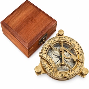 Puede incluir: Un brújula de reloj de sol de latón con números romanos, un gnomon ajustable y la inscripción West London, acompañada de una caja de almacenamiento cuadrada de madera con un cierre de metal. El instrumento tiene tres tornillos de nivelación.