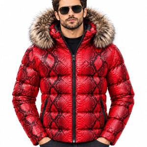 Chaqueta acolchada para hombre con estampado de piel de serpiente roja y capucha de piel / Abrigo de invierno acolchado / Abrigo burbuja de piel sintética con estampado de serpiente / Prenda de abrigo urbana