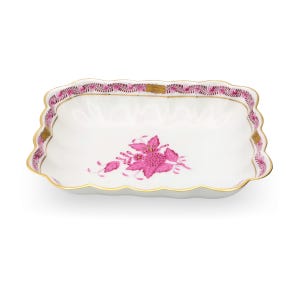Puede incluir: Una fuente de servir rectangular de porcelana blanca con bordes festoneados, que presenta un motivo floral rosa central y un patrón decorativo de hojas rosas en el borde. El borde tiene un acabado dorado fino y detalles dorados.